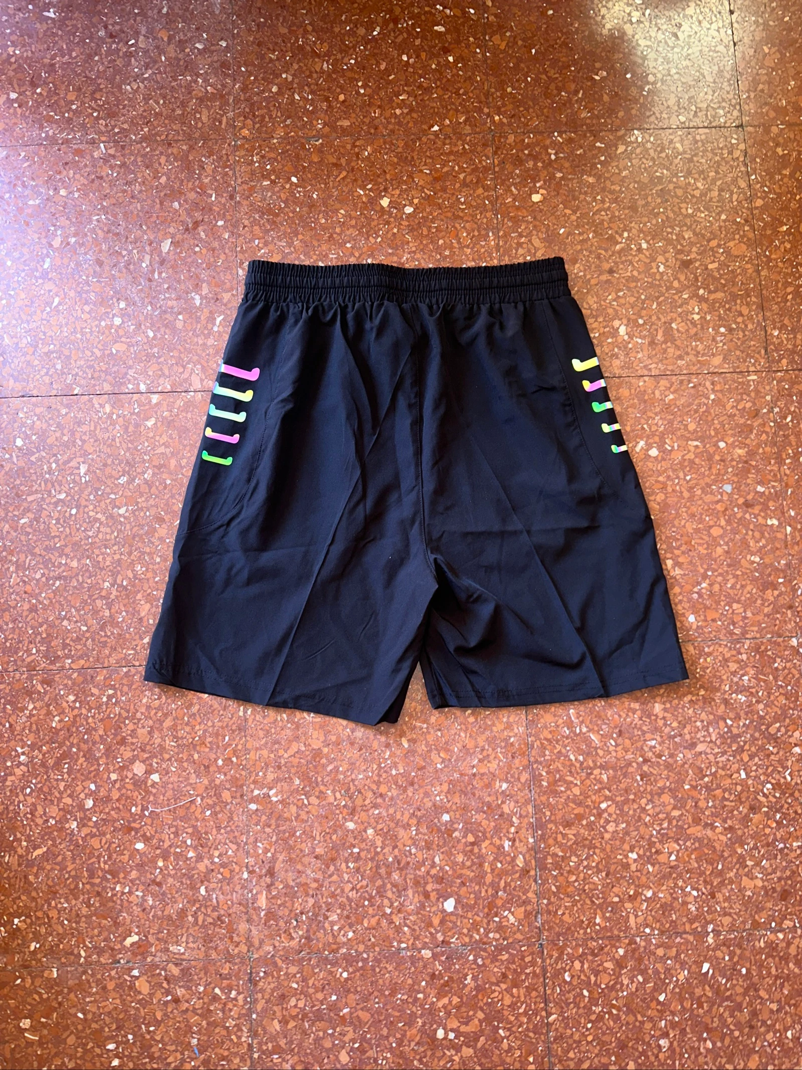 Ensemble de sport noir Under Armour - T-shirt et short – photo 8